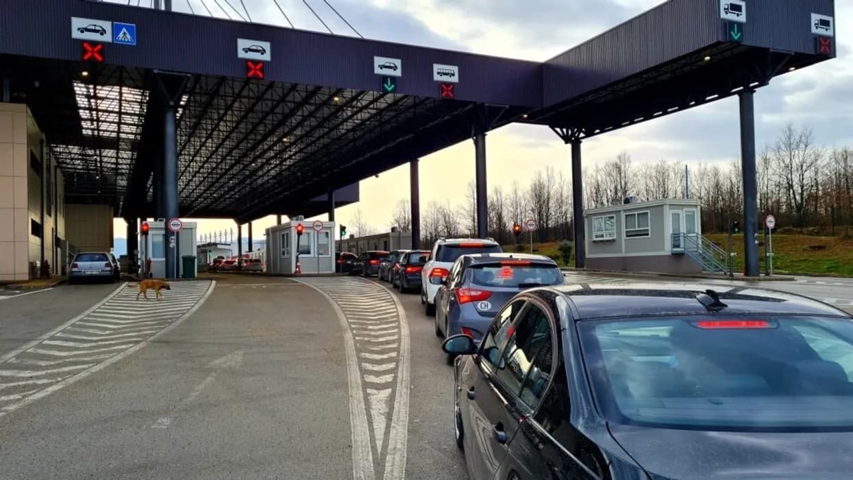 Kolona të gjata në kufi, pritje deri në 3 orë e 20 minuta në Merdare