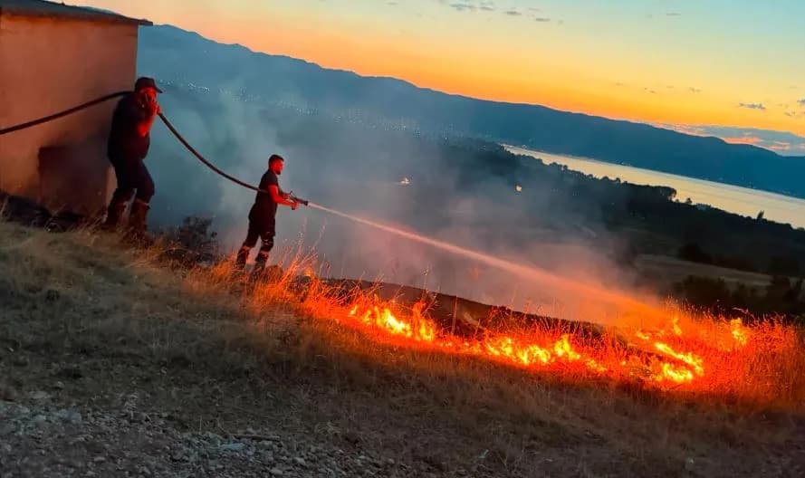 Zjarret në Shqipëri, situatë e vështirë në Gurë-Lurë të Dibrës: 11 vatra vijojnë aktive