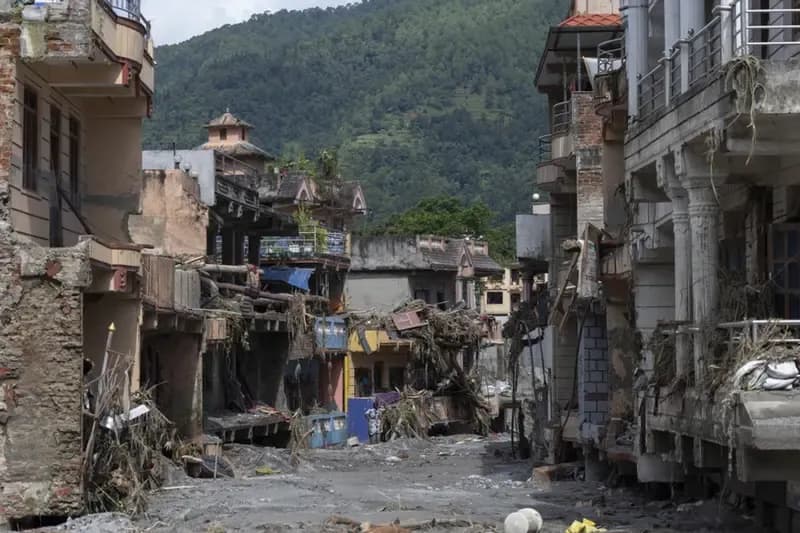 Nepali refuzon ndihmën pas përmbytjeve shkatërruese që goditën disa qytete