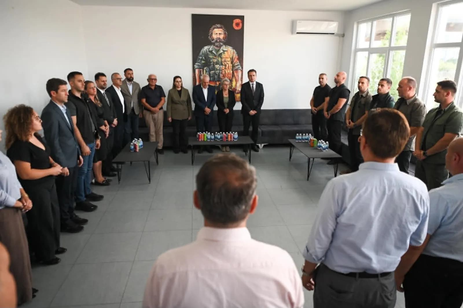 Kurti bashkë me zyrtarët e Mbrojtjes së Afërt shkojnë për ngushëllime tek familja e policit Altin Kryeziu