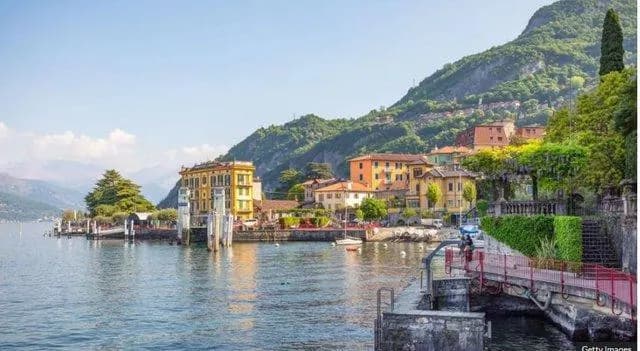 Qyteti i njohur turistik ndalon biçikletat në zonat qendrore, pasi çiklisti përplasi kryebashkiakun