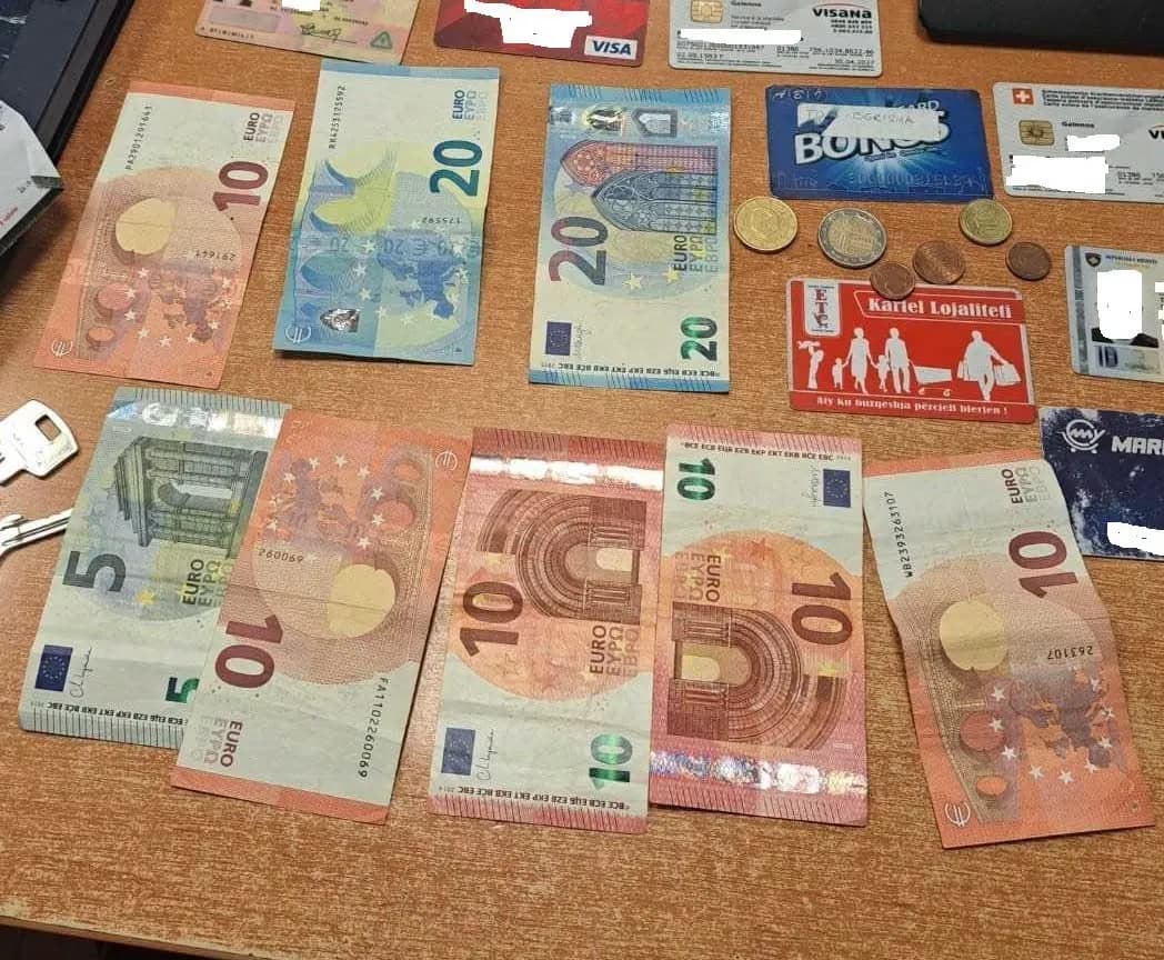 Gjest i mirë në Prizren: Nxënësja gjen kuletën me para e dokumente dhe ia dorëzon policisë