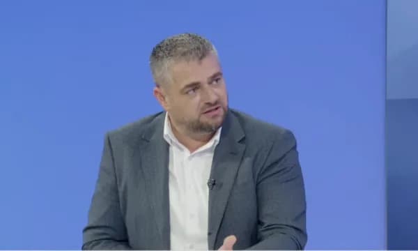 https://www.gazetaexpress.com/hoti-e-cileson-te-cuditshme-heqjen-dore-te-ldk-nga-presidenca-uroj-qe-kurti-e-abdixhiku-te-arrijne-marreveshje/#:~:text=2026%2017%3A58-,Hoti%20e%20cil%C3%ABson%20t%C3%AB%20%E2%80%98%E2%80%98%C3%A7uditshme%E2%80%99%E2%80%99%20heqjen%20dor%C3%AB%20t%C3%AB%20LDK%20nga%20presidenca%3A%20Uroj%20q%C3%AB%20Kurti%20e%20Abdixhiku%20t%C3%AB%20arrijn%C3%AB%20marr%C3%ABveshje,-Andin%20Hoti%2C%20minist%C3%ABr