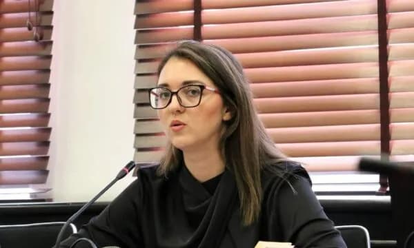 Njoftimet nga NATO dhe BE për Urën e Ibrit, deputetja e VV akuzon PDK’në e AAK që s’po e thonë asnjë “fjalë të mirë”