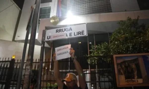 Thirrjet “UÇK, UÇK”, jehojnë në Tiranë – rruga “Ukraina e Lirë” bëhet “Dardania e Lirë”