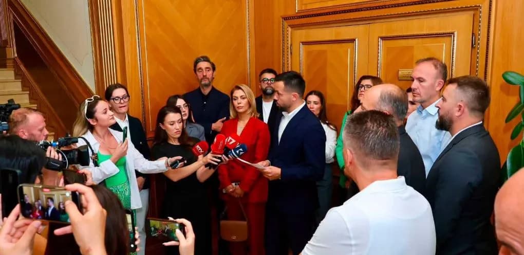 PDK vazhdon edhe nesër aksionin para Kuvendit e Qeverisë, Deliu: Do të jemi aty deri në kthimin e rendit kushtetues