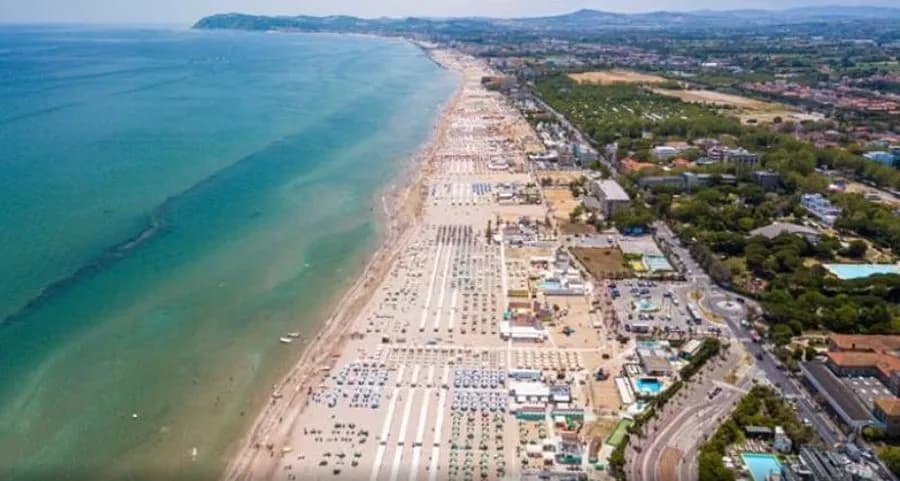 Veturën me gruan brenda e hodhi në det, arrestohet 45-vjeçari shqiptar në Itali