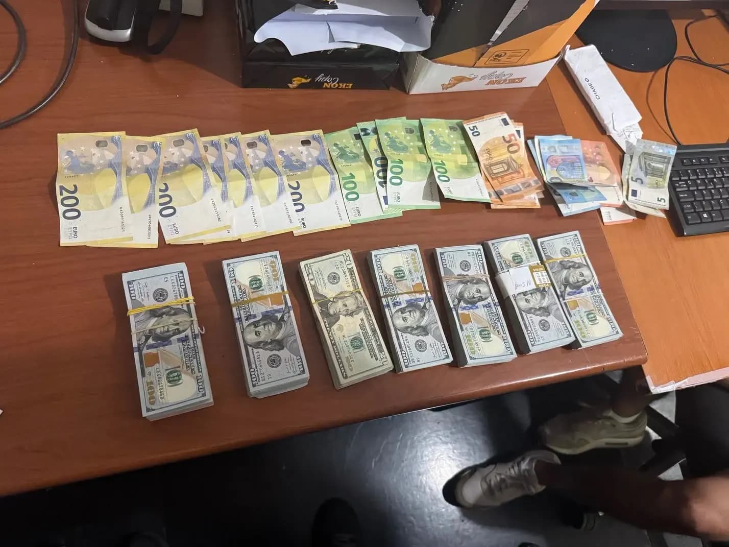 Paratë e padeklaruara “ndalen” në kufi, mbi 54 mijë euro zbulohen nga Dogana