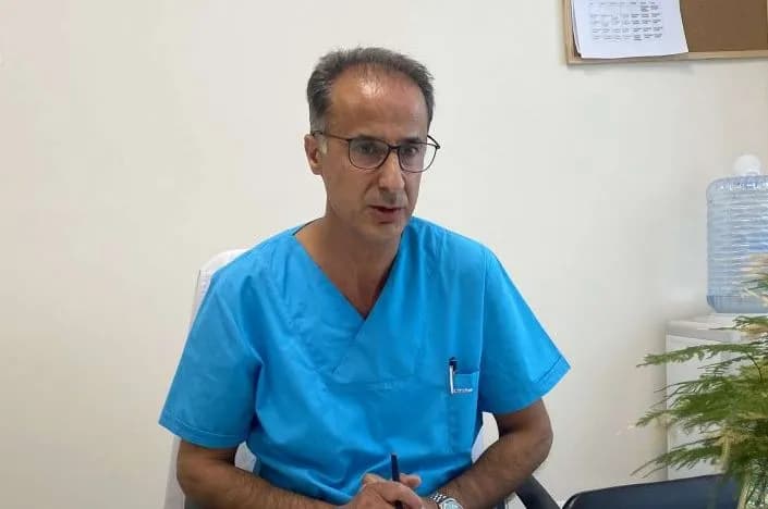 Mjeku i QKUK-së tregon detaje për operacionin 4-orësh ku iu hoq tumori 3.5-kilogramësh 23-vjeçarit