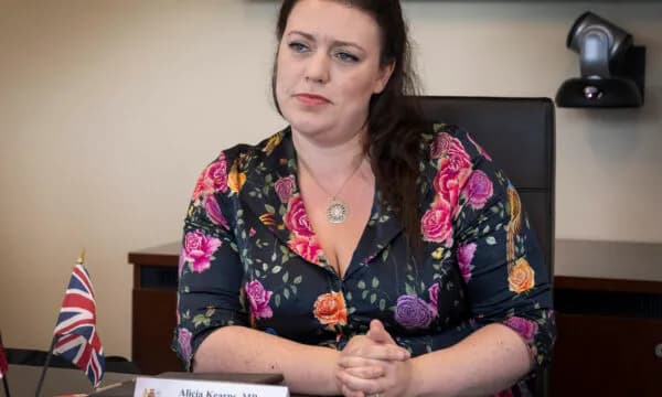 Kearns: Vuçiqi mohon gjenocidin, ndërsa Mladiqi varroset me nderime shtetërore.