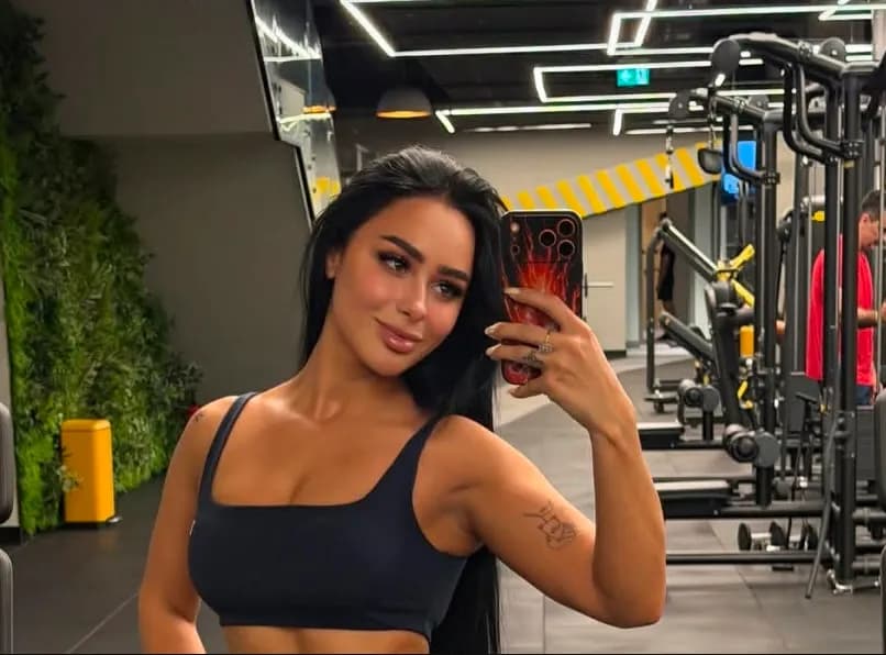 Egli Tako habit fansat me këtë veshje në plazh