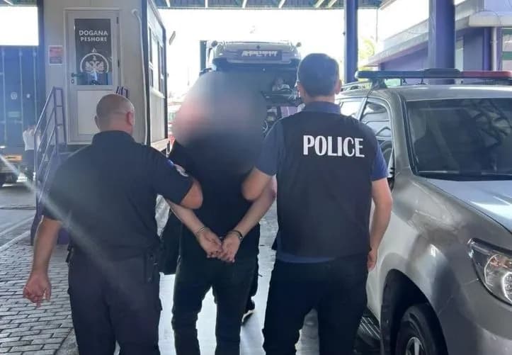 INTERPOL-i e kërkonte për vrasje, ekstradohet nga Shqipëria në Kosovë i dënuari me 11 vjet e 6 muaj burgim