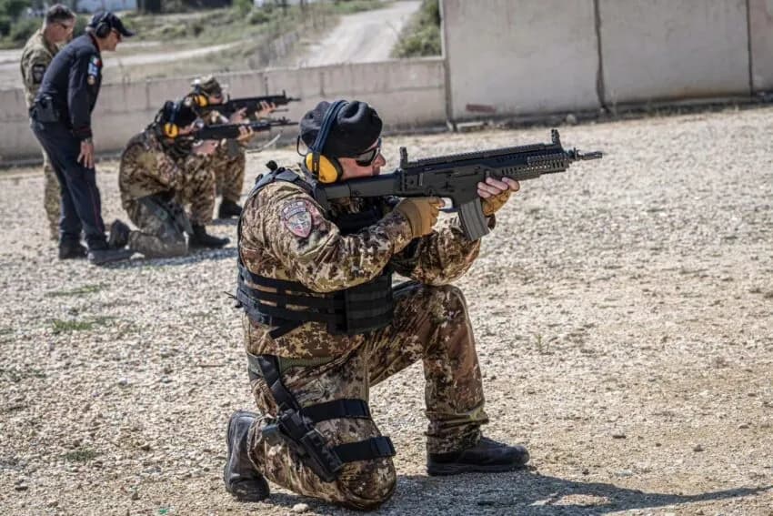 Ushtarët italianë të KFOR’it zhvillojnë trajnim qitje me municion të vërtetë pranë Prishtinës