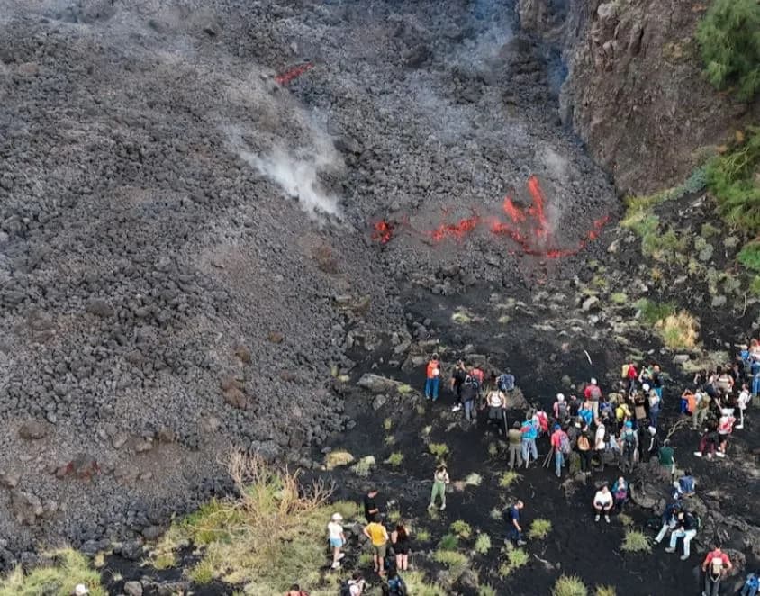 Hiri i Etnës mban të mbyllur aeroportin e Katanias deri të premten