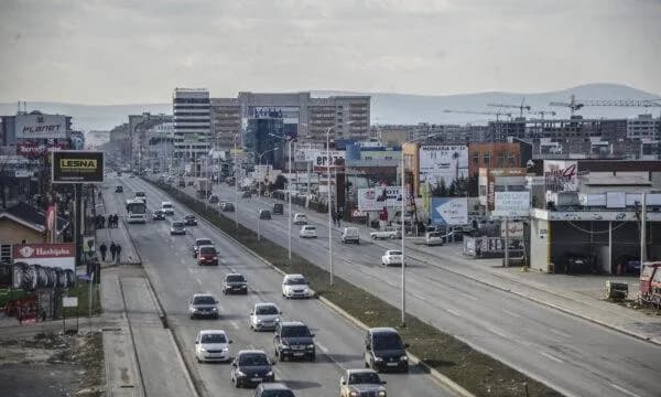 Tri kompani transporti pezullojnë nga nesër disa linja nga Fushë Kosova drejt Prishtinës