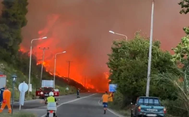 Flakët pushtojnë Halkidikin në Greqi, evakuime urgjente nga bregdeti i Sivirit