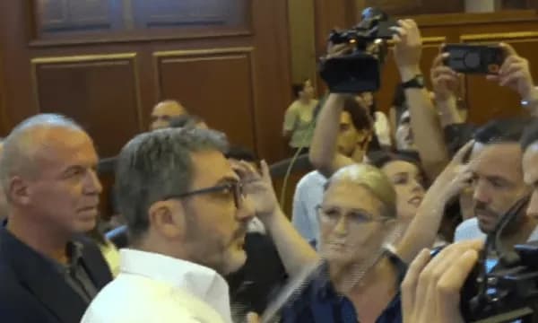 Tensione në sallën e Kuvendit, Ganimete Musliu i gjuan ujë Ardian Golës së VV-së