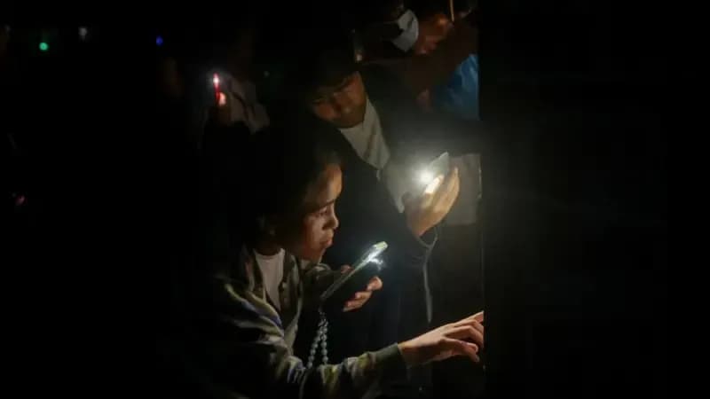 Familjarët kërkojnë me dëshpërim më të dashurit e tyre nën dritën e telefonave në Nepal