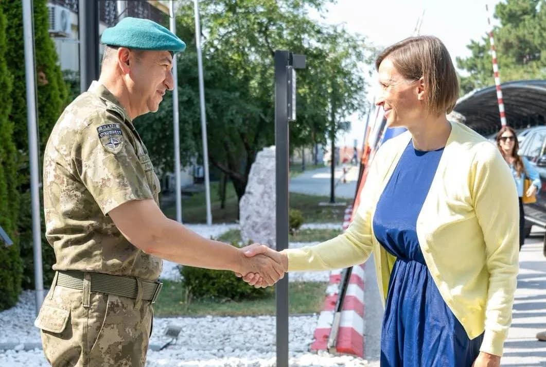 Komandanti i KFOR-it takohet me shefen e BE-së në Kosovë, diskutojnë për situatën e sigurisë