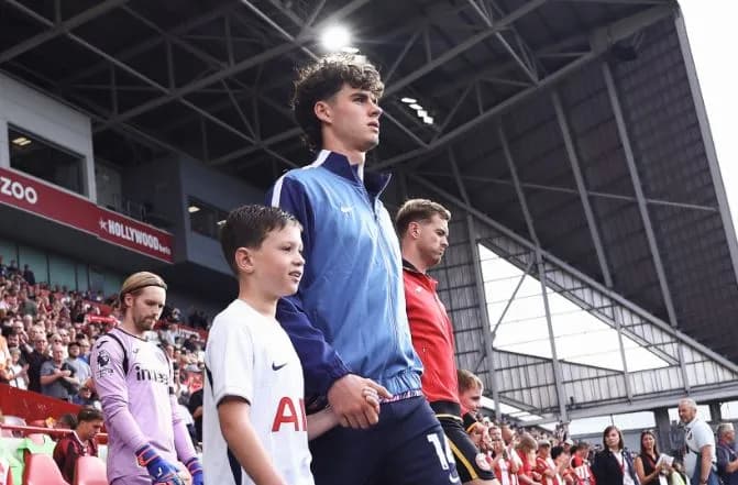 Thyhet rekordi në Premierligë, ky është kapiteni më i ri ndonjëherë