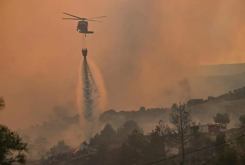 Zjarret aktive në Shqipëri: 4 vatra aktive, 70 efektivë dhe 3 helikopterë në terren