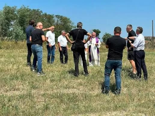 Përplasja për gurthemelin e kishës në Vushtrri – flet pronari i tokës
