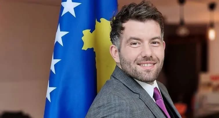 Rron Gjinovci reagon pas deklaratës së ish-presidentit: A ju kujtohet mbrojtja e tij në gjykatë? Thojke su konë hiç në Kosovë, s'ka pasë fuqi komanduse. Tash emblemën te zemra