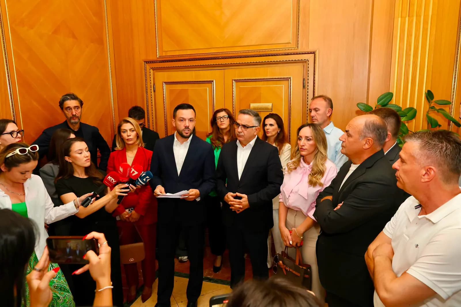 Salla e Kuvendit e mbyllur, Tahiri: Kosova s’mund të mbahet peng nga kalkulimet e Kurtit