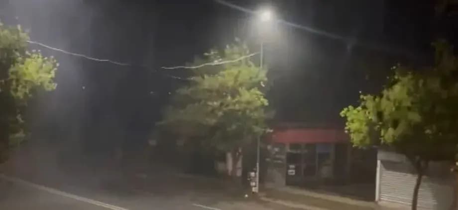 Reshje të dendura shiu dhe breshëri në Shqipëri  Një rrebesh i fortë ka përfshirë Korçën e Shqipërisë gjatë mbrëmjes së sotme.  Prej më shumë se dhjetë minutash, qyteti është përfshirë nga reshje të dendura shiu, të shoqëruara me breshër dhe erë të fortë, raportonabcnews.al, transmeton Periskopi.  Intensiteti i lartë i reshjeve ka sjellë vështirësi të përkohshme në qarkullim, ndërsa situata vijon të monitorohet