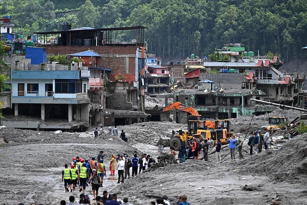 Mbi 700 të vdekur, mijëra të pagjetur – vazhdon kërkimi pas përmbytjeve shkatërruese në Nepal