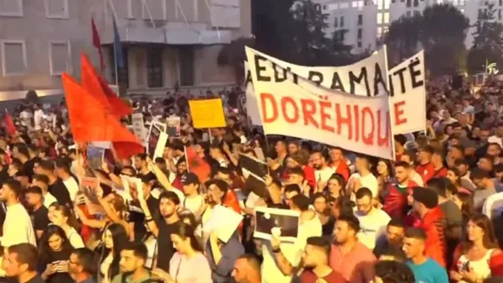 ​Dita e 70-të e protestës në Tiranë, thirrje kundër Edi Ramës dhe Sali Berishës