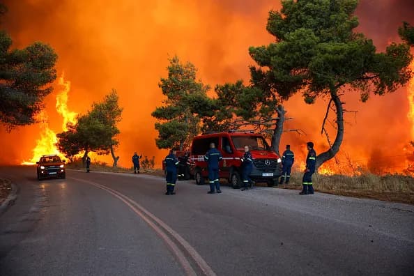 Greqia “në luftë” me zjarret, digjen 150 shtëpi në Atikë