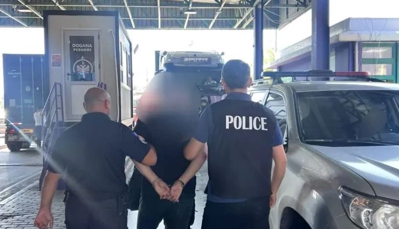 Ky raportohet se është personi i ekstraduar nga Shqipëria në Kosovë, i kërkuar me urdhërarrest ndërkombëtar