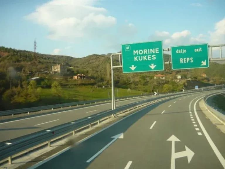 Aksident në Rrugën e Kombit, automjeti përfundon në kanal- Shoferi dërgohet me urgjencë në spital