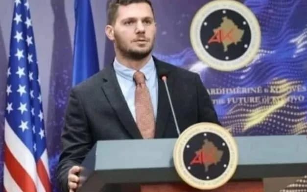 “Klysh serbi”, reagon ashpër zëdhënësi i Aleancës pas ofendimit ndaj Gjinit: Ishte ushtar i UÇK bashkë me vëllain