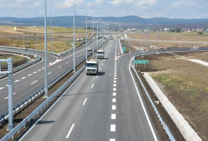 Nesër kufizime nga ora 11:00 deri më 17:30 për kamionët në autoudhë