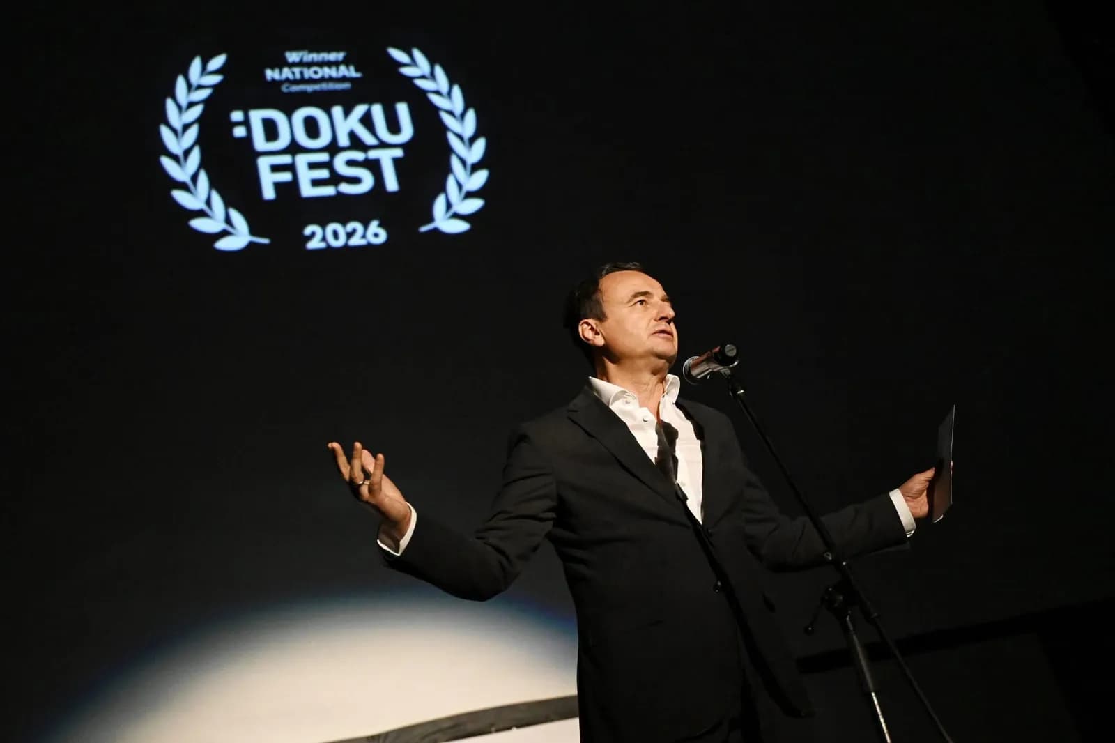 Në ceremoninë përmbyllëse të “DokuFEST”, kryeministri në detyrë Kurti ndau çmimin për filmin më të mirë në garën kombëtare