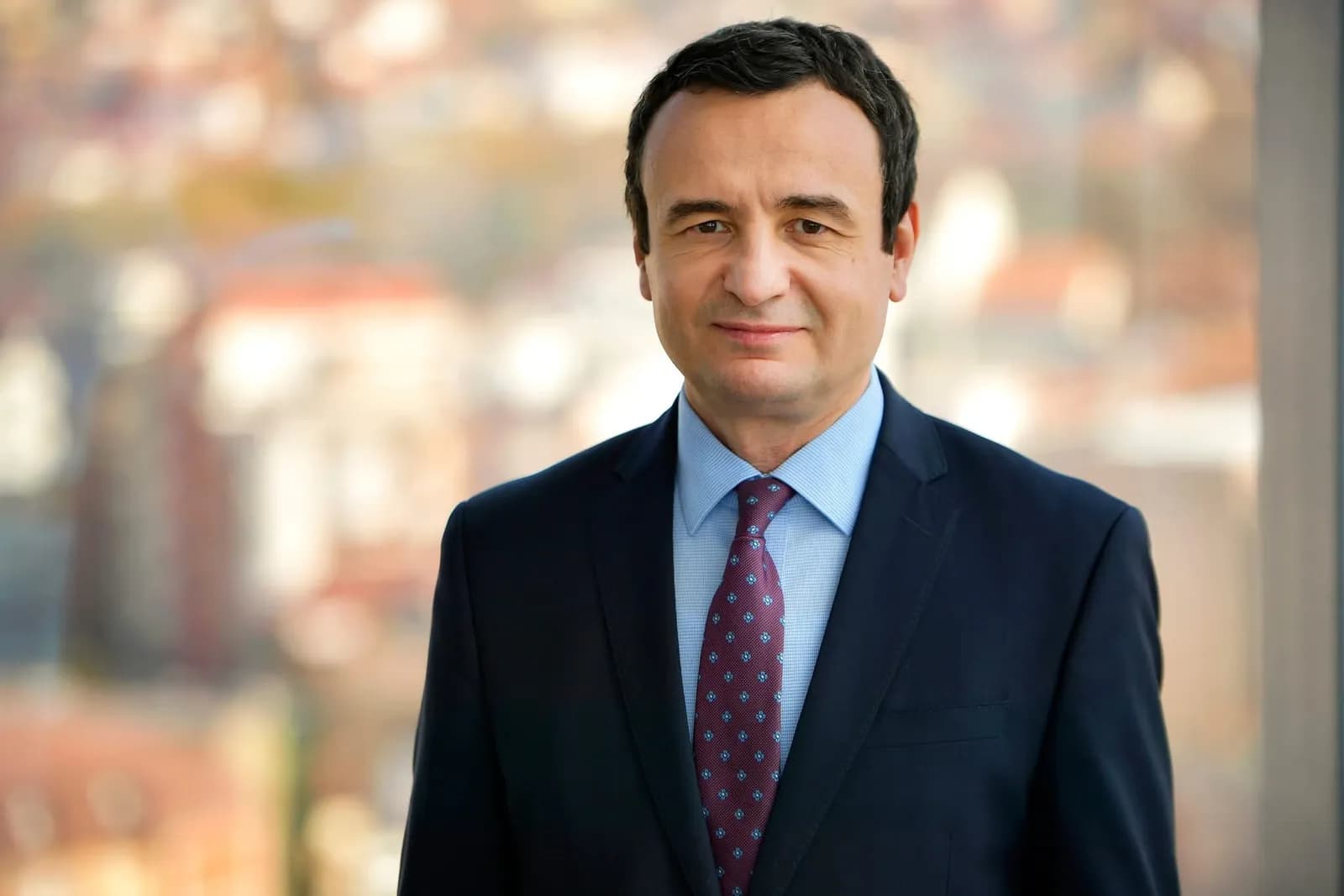 Zjarri në hotelin në Vlorë, reagon Kurti: Jemi të tronditur