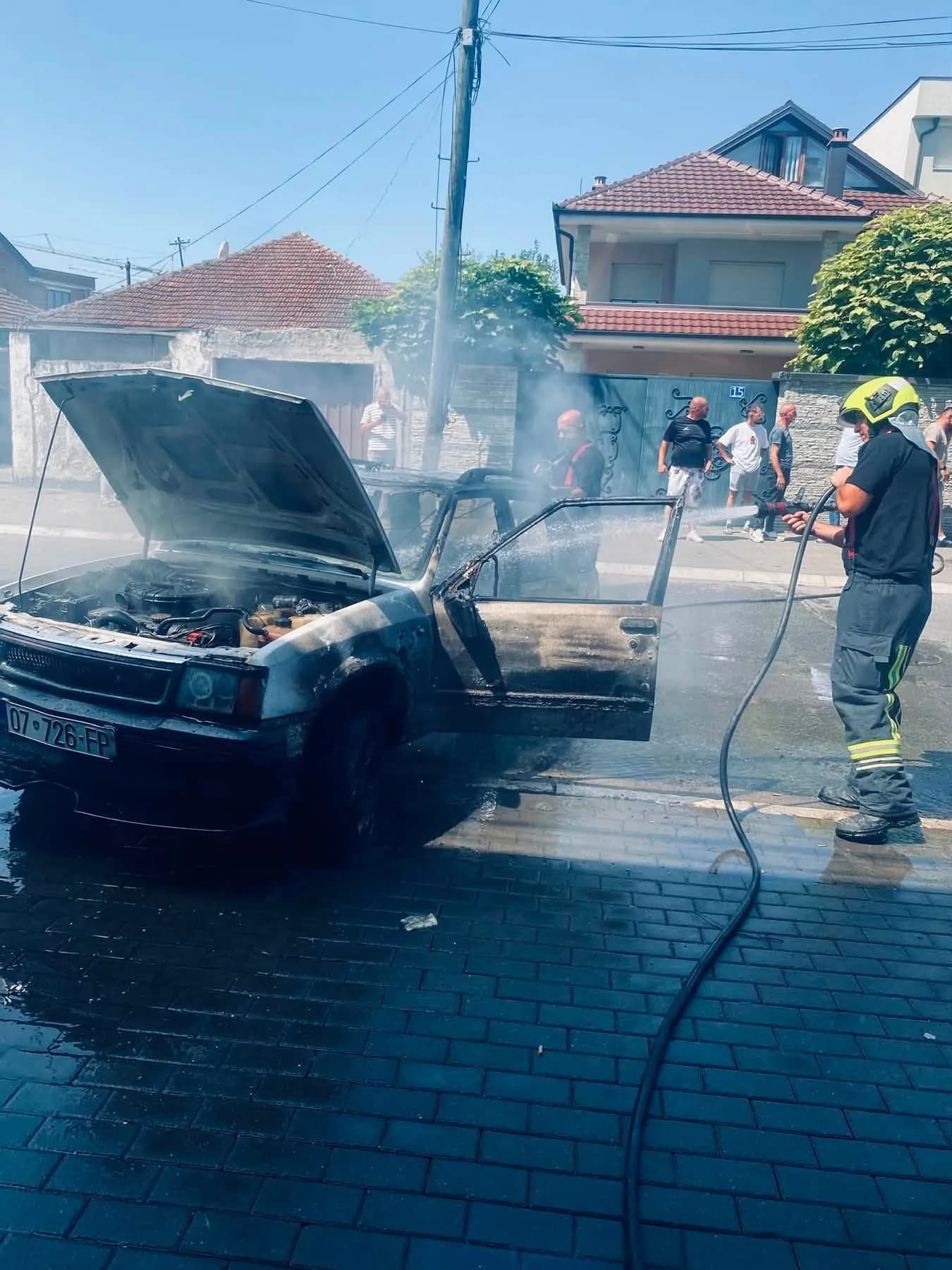Digjet një veturë në Gjakovë, zjarrfikësit lokalizojnë flakët