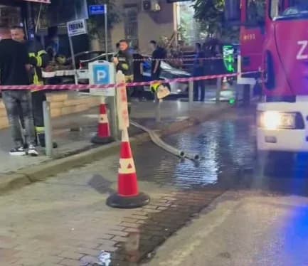 Flakët përfshijnë një lokal në Ulpianë, zjarrfikësit në vendin e ngjarjes