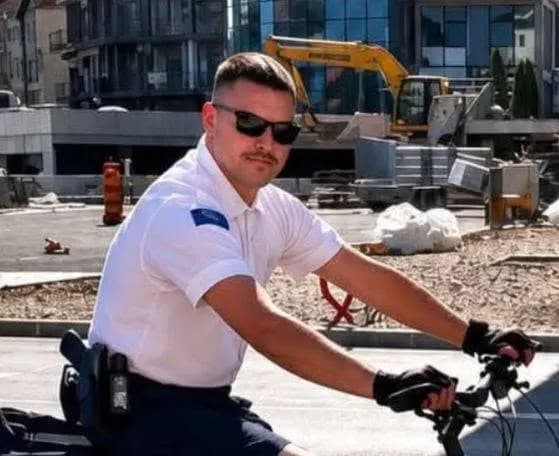 Do të jetosh gjatë në mendjet e zemrat tona” – Drejtori rajonal i Policisë së Gjakovës kujton policin Altin Kryeziu