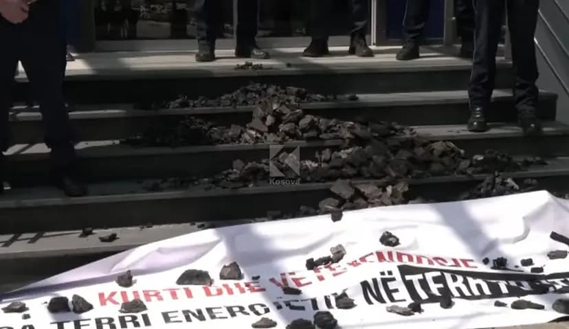 Aleanca derdh thëngjill para Qeverisë, me mesazhin: “Kurti dhe LVV, nga terri energjetik, në terrin politik”