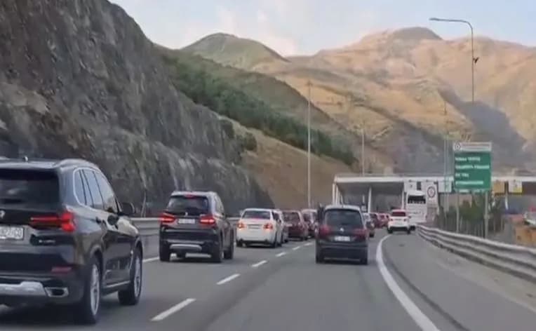 Fundjava e fundit e gushtit sjell fluks në Morinë, kolona të gjata drejt Shqipërisë