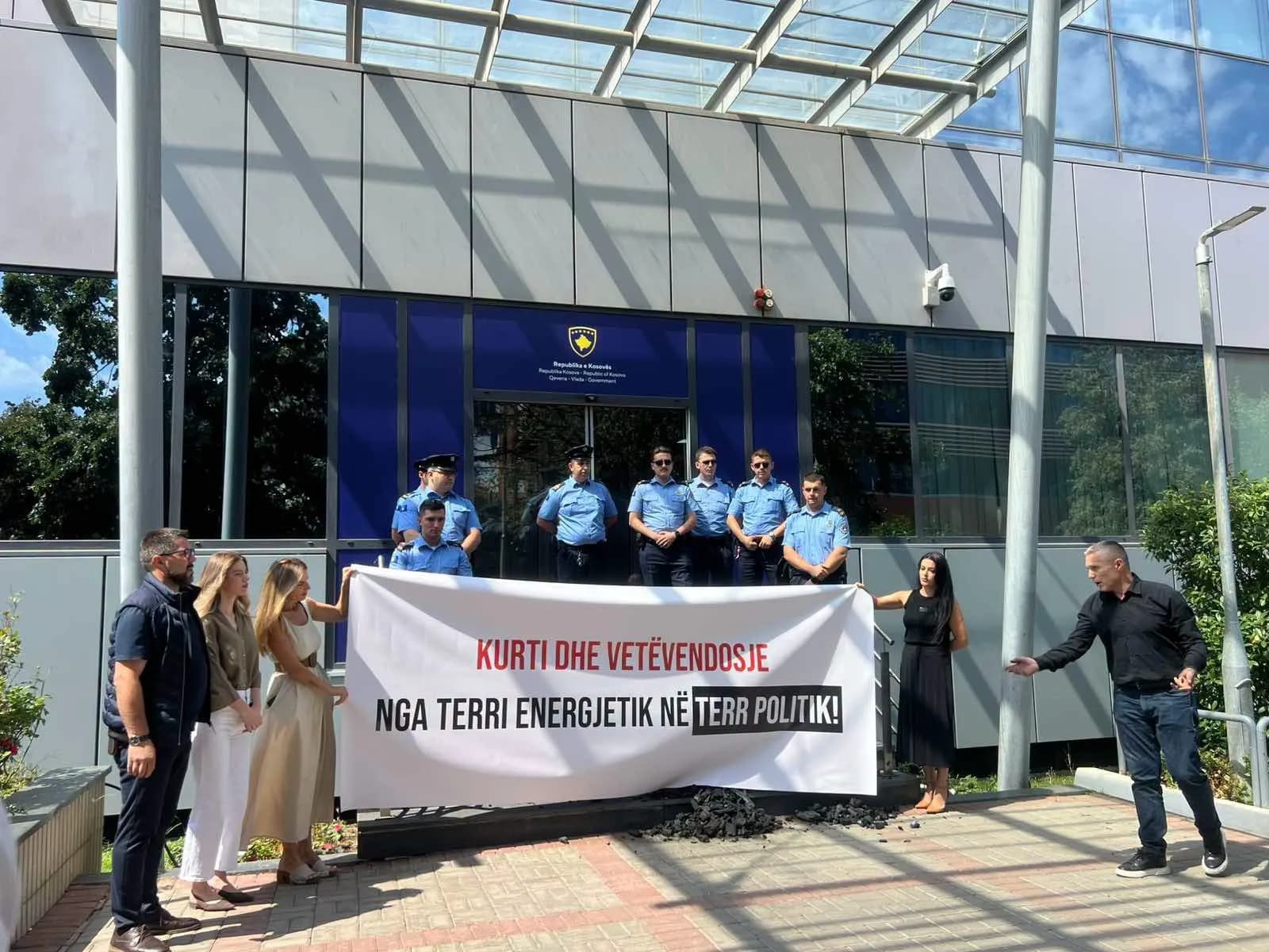 Muharremi thotë se pushteti duket më i frikësuar nga protesta e AAK-së se nga ato t’PDK-së: Ka më shumë policë