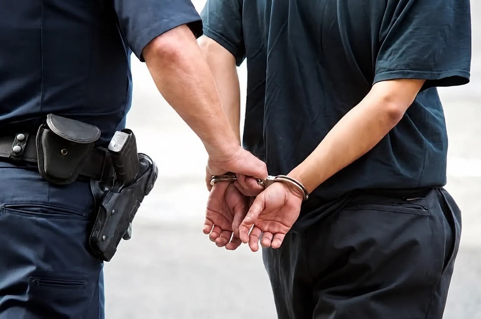 Në gjendje të dehur, shtetasi i huaj sulmon policin në Lipjan
