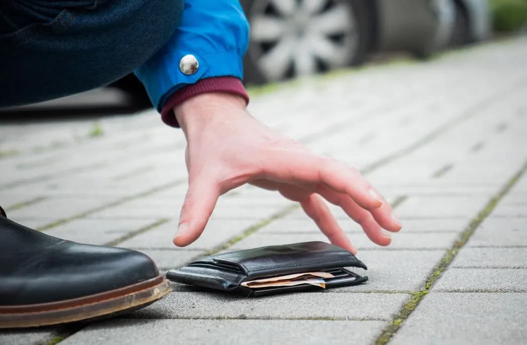 E gjeti në një parking në Malishevë, qytetari e dorëzon në polici portofolin me mbi 2900 euro