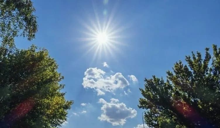 Temperatura deri në 34°C dhe stuhi lokale, ky është parashikimi i motit