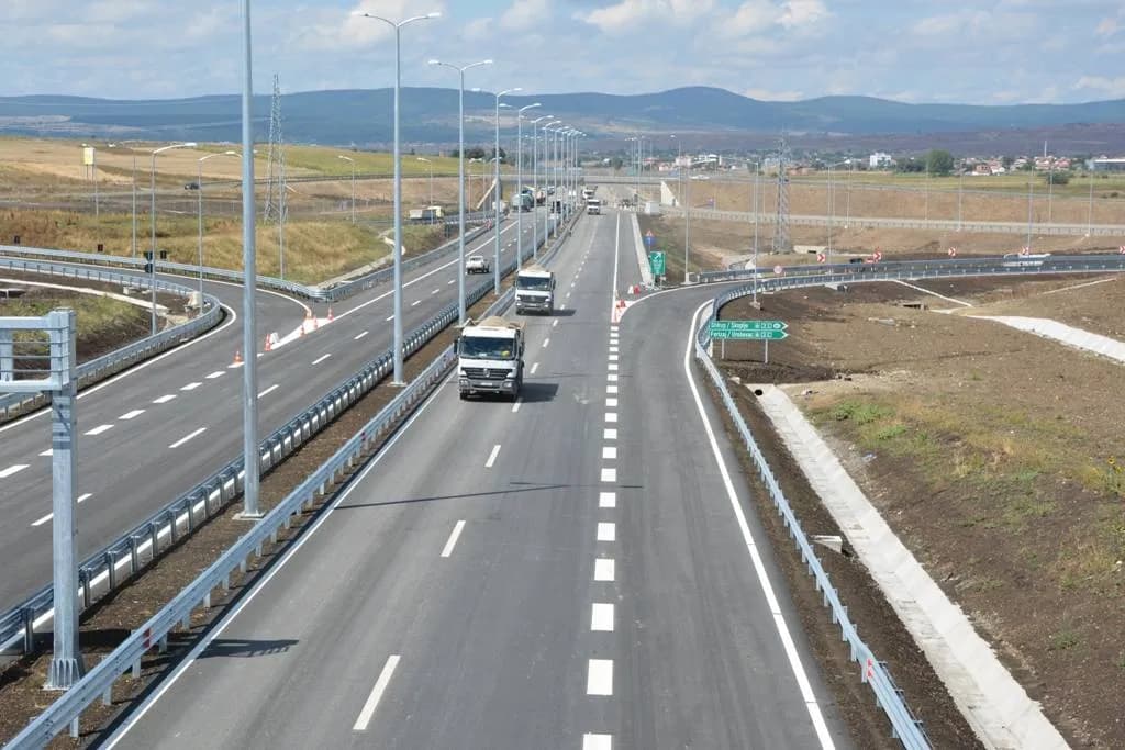 Sot kufizohet qarkullimi i kamionëve mbi 20 tonë në autoudhët e Kosovës