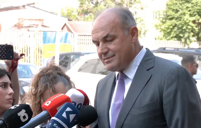 Hoxhaj: Nuk e bojkotojmë seancën ndonëse është situatë anarkike sepse qëllimi i Kurtit është të na fajësojë