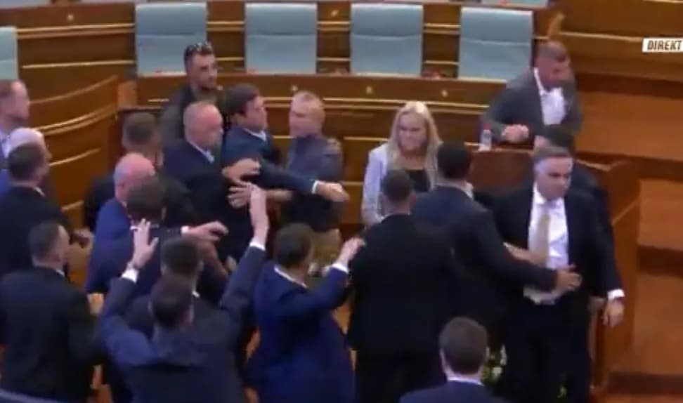 Tensione në Kuvend, Time Kadrijaj sulmon me vezë Albin Kurtin